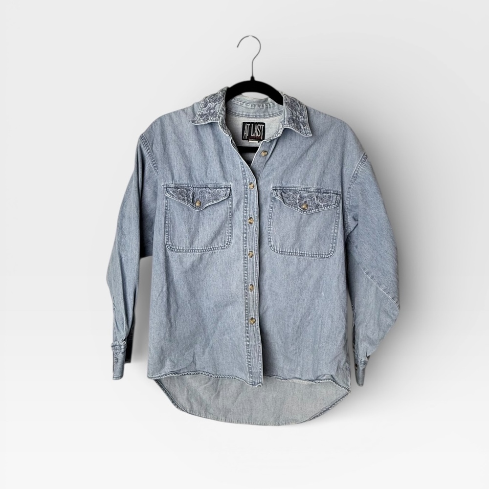 At Last‎ Size Medium Denim Embroidered Button Down Shirt (F)
